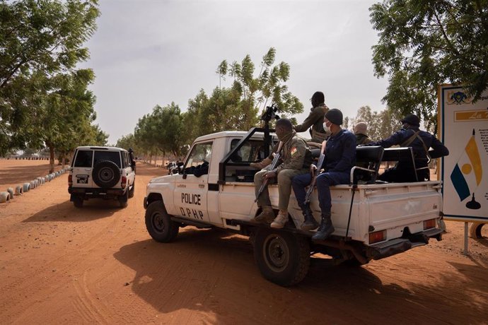 Varias personas con armas en un vehículo que circula por la aldea de Ganguel,, Níger