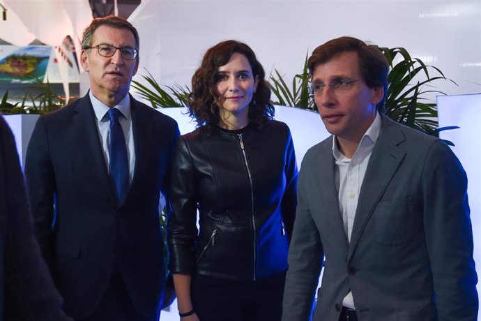 (I-D) El líder del PP, Alberto Núñez Feijóo, la presidenta de la Comunidad de Madrid, Isabel Díaz Ayuso, y el alcalde de Madrid, José Luis Martínez-Almeida, posan durante una visita a la tercera jornada de la Feria Internacional de Turismo, Fitur 2023, 