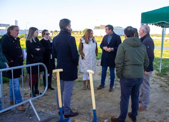 Inicio de obras de urbanización de la calle Fontaneros en el polígono industrial El Lirio de Bollullos Par del Condado (Huelva).