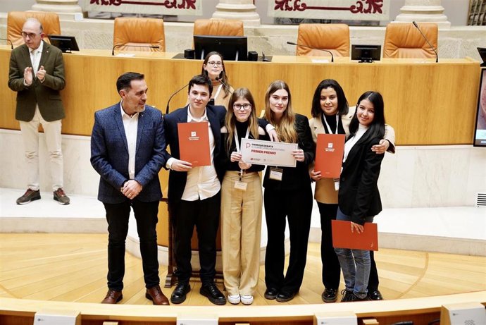 IES La Laboral gana la final del IV Torneo de Debate Preuniversitario