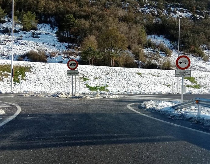 Señalización que limita el acceso a Etulain a los vehículos que excedan las 3,5 toneladas