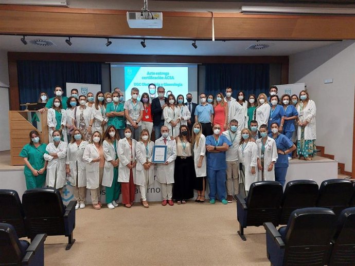 Entrega de certificación ACSA a uno de los centros distinguidos.