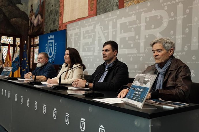 La consejera insular de Deportes del Cabildo de Tenerife, Concepción Rivero; el presidente de la Federación de Lucha del Garrote Canario, Carlos Barrera; el director insular del área, Ángel Luis Pérez, y el autor de la obra, Jorge Domín
