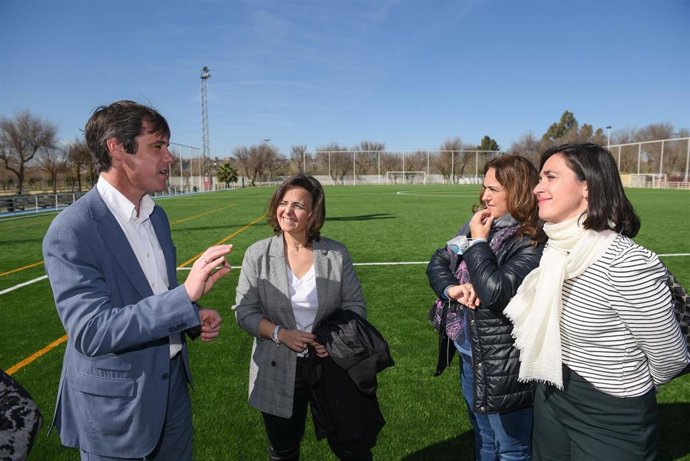 Archivo - Visita del edil delegado de Deportes del Ayuntamiento de Sevilla, David Guevara, al centro deportivo Vega de Triana junto a la delegada del Distrito, María Encarnación Aguilar.