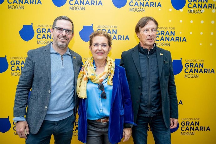 El presidente de UxGC, Lucas Bravo de Laguna, junto a la candidata Catalina Cárdenes