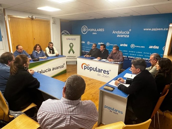 Agustín González en la reunión con representantes de la mesa de barrios.