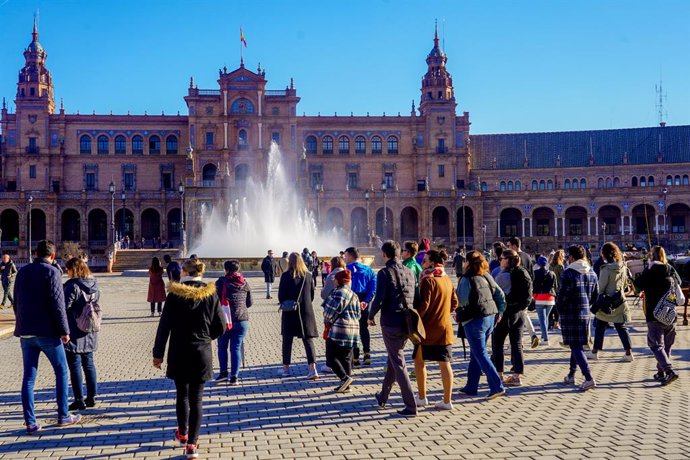 Turistas recorriendo y admirando la Plaza de España a 03 de enero del 2023 en Sevilla (Andalucía, España) 