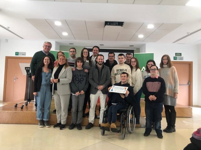Carlos Corrales entrega el segundo premio del III Certamen 'Fotografía e Inclusión' organizado por la Red Española de Albergues Juveniles.