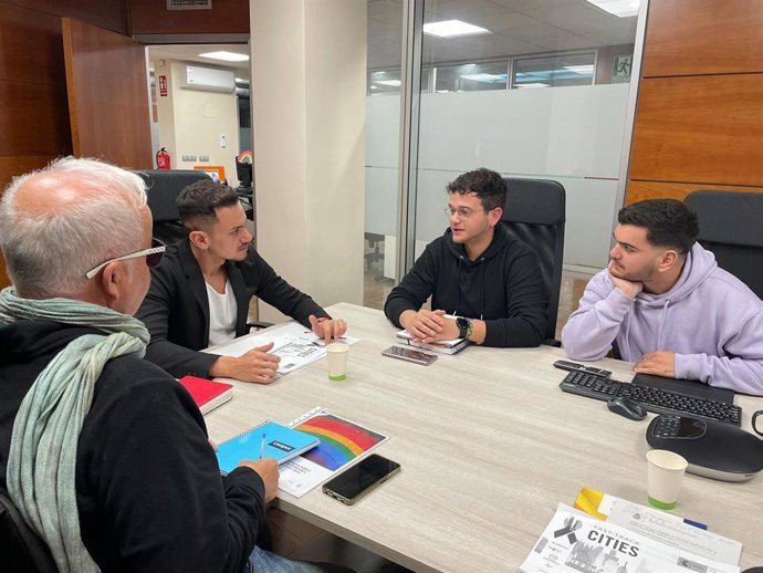 El consejero del área de Participación Ciudadana y Diversidad del Cabildo de Tenerife, Nauzet Gugliotta, mantiene una reunión sobre la cam