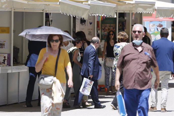 Archivo - El ministro Miquel Iceta en la Feria del Libro de Madrid, a 09 de junio de 2022, en Madrid (España).