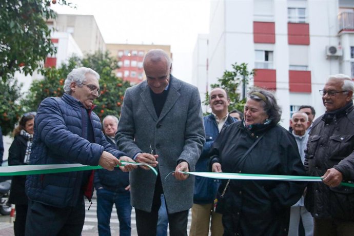 El alcalde de Sevilla, Antonio Muñoz, inaugura la remodelada plaza Joaquín Morón Ríos.