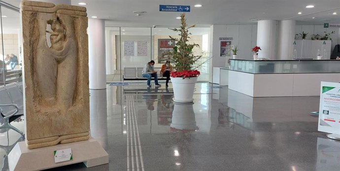 Escultura en la recepción del Hospital Materno Infantil Torrecárdenas de Almería cedida por la Escuela del Mármol de Fines