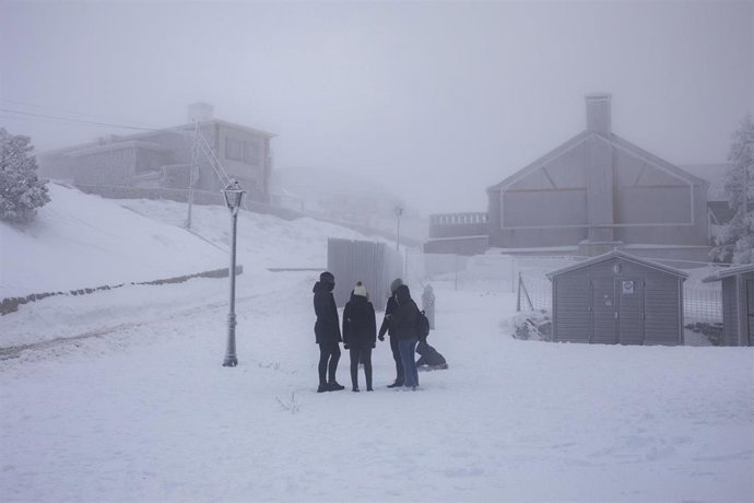 Varias personas en el Puerto de Navacerrada.