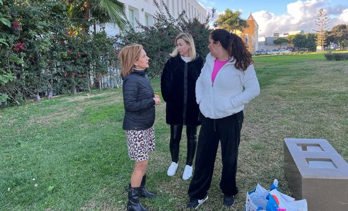 La socialista Begoña Medina junto a voluntarios que colaboran con el cuidado de las colonias de gatos ferales en Málaga
