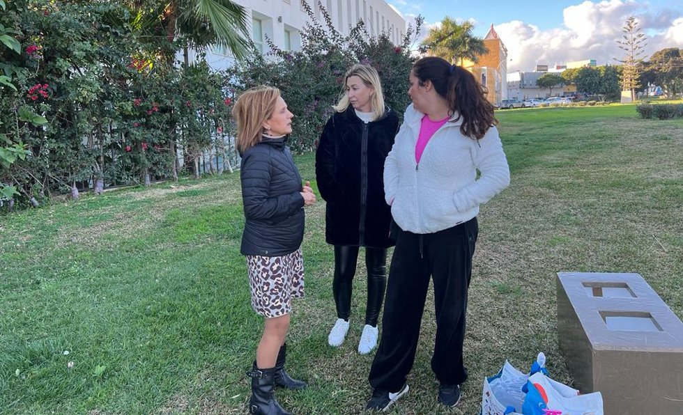 La socialista Begoña Medina junto a voluntarios que colaboran con el cuidado de las colonias de gatos ferales en Málaga