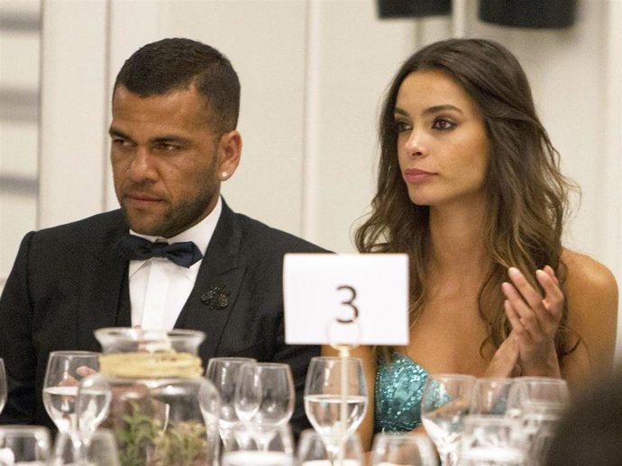 DANI ALVES Y JOANA SANZ EN IMAGEN DE ARCHIVO