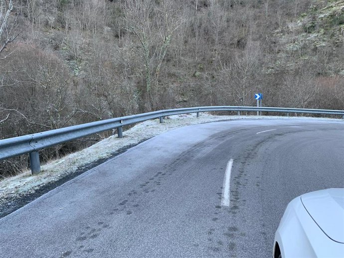 Archivo - Hielo en la calzada (LR-113, en La Rioja)