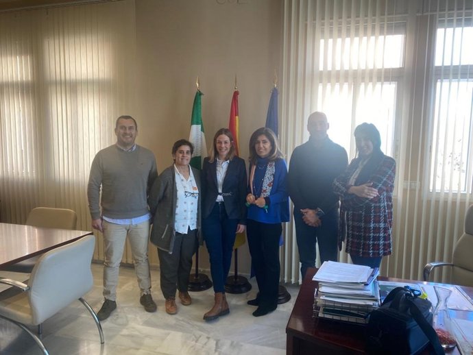 La delegada de Salud y Consumo, María Jesús Botella,en el encuentro con  la nueva presidenta del Colegio Oficial de Enfermería de Córdoba, Natalia Pérez,