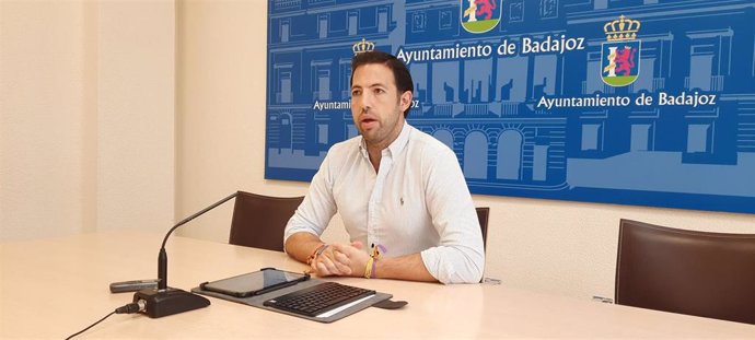 Archivo - El concejal delegado de Jueventud e Infancia, Transporte y Sanidad de Badajoz, Francisco Javier Pizarro, en rueda de prensa