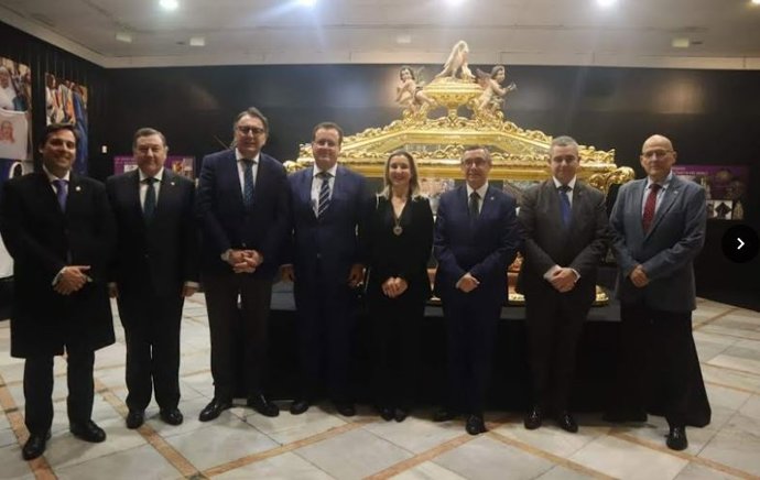 La alcaldesa de Alcalá de Guadaíra (Sevilla)  la inauguración del ciclo de exposiciones 'Círculo de Pasión 2023'