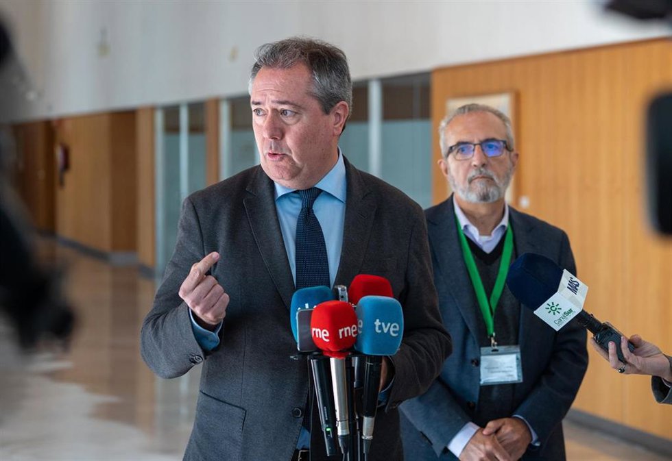 El secretario general del PSOE-A, Juan Espadas atiende a los medios después de la reunión con los sindicatos sanitarios, a 18 de enero del 2023 en Sevilla, (Andalucía, España). (Foto de archivo).