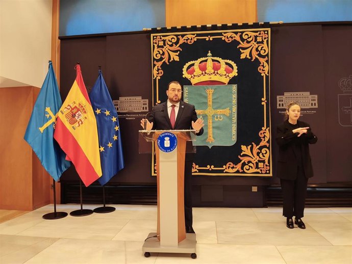 El presidente del Principado de Asturias, Adrián Barbón, en rueda de prensa.