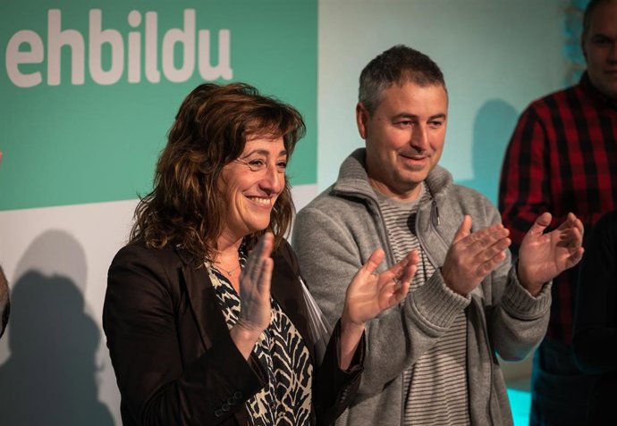 La candidata de EH Bildu a diputada general de Álasva, Eva López de Arroyabe, y el aspirante a la alcaldía de Agurain, Raul Lopez de Uralde, en Agurain (Álava)