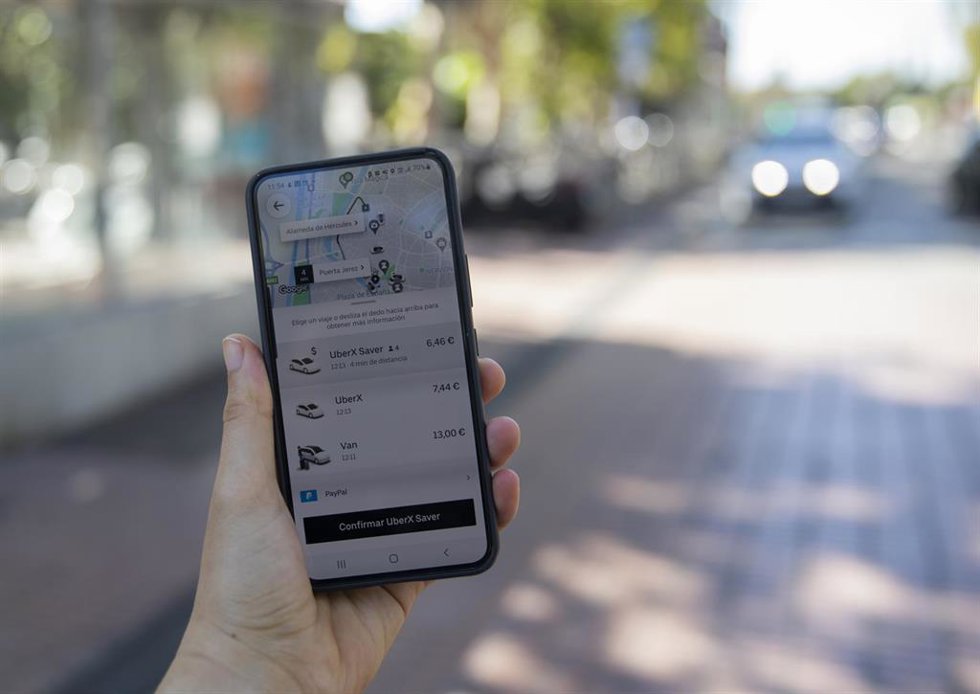 Archivo - Imagen de un móvil con la app de Uber (Foto de archivo).