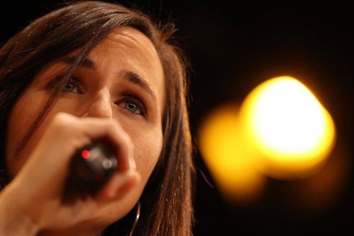 La secretaria general de Podemos y ministra de Derechos Sociales y Agenda 2030, Ione Belarra, participa en un acto de la ruta 'La fuerza que transforma', en el Centro Cívico Río Ebro, a 21 de enero de 2023, en Zaragoza, Aragón (España). 