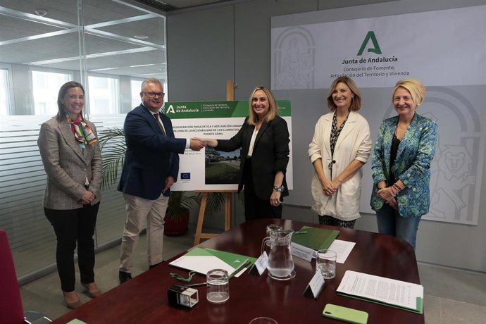 Archivo - La Junta recibe tres ofertas para la regeneración urbana de Los Llanos del Cristo en Puente Genil (Córdoba)