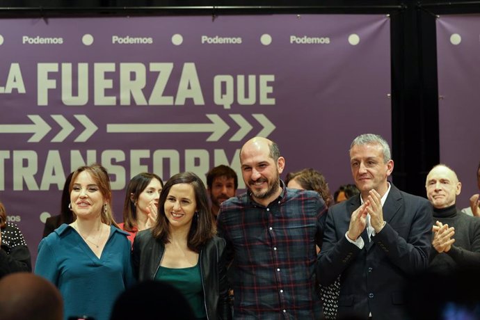 (I-D) La coordinadora autonómica de Podemos Aragón y candidata a la Presidencia de Aragón, Maru Díaz; la secretaria general de Podemos y ministra de Derechos Sociales y Agenda 2030, Ione Belarra; junto a Diego Bayona y  Fernando Rivarés.