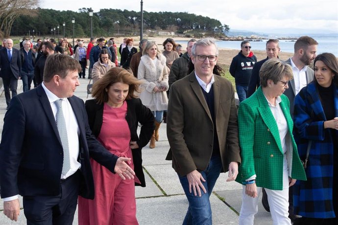 El presidente de la Xunta, Alfonso Rueda, acompañada de la conselleira do Mar, Rosa Quintana, en Ribeira