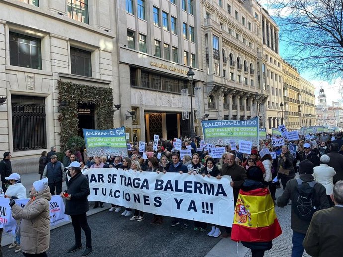 Movilización en defensa de la playa de Balerma en Madrid.