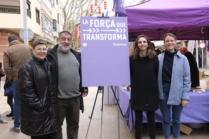 La candidata de Podemos a la alcaldía de Palma, Lucía Muñoz, y el portavoz de Podemos Palma, junto con otros representantes del partido en el acto 'La Fuerza que Transforma', este sábado en la calle Nuredduna