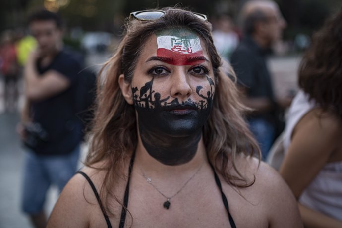 Una joven caracterizada durante la manifestación en Barcelona contra el régimen Iraní tras la muerte de Mahsa Amini, a 15 de octubre de 2022, en Barcelona (España). 