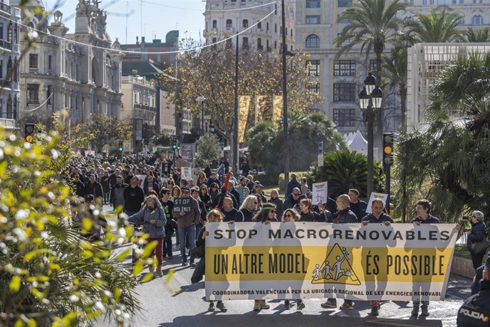 Centenares de personas en una manifestación contra el "fraude" de la transición energética, a 21 de enero de 2023, en Valencia