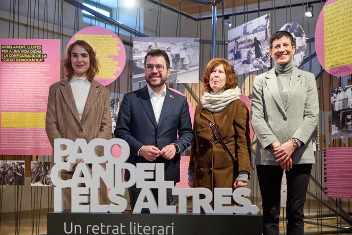 La consellera de Justícia, Gemma Ubasart, el president de la Generalitat, Pere Aragons, la filla de Paco Candel i Maria Candel, i l'alcaldessa de Sant Adri del Bess, Filo Cañete