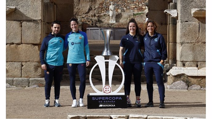 Jonatan Giráldez, Marta Torrejón, Nerea Eizagirre y Natalia Arroyo junto a la Supercopa de España en el Teatro Romano de Mérida