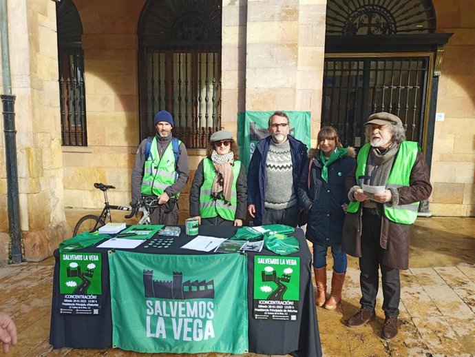 Voluntarios de la plataforma 'Salvemos La Vega' en la mesa informativa instalada en la plaza del Ayuntamiento de Oviedo.