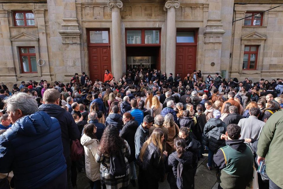 Un grupo de personas a las puertas de la Facultad de Medicina de la Universidad de Santiago de Compostela para realizar las pruebas de Formación Sanitaria Especializada convocada por el Ministerio de Sanidad, en Santiago de Compostela