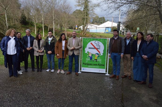 El conselleiro de Sanidade, Julio García Sanidade, en A Pesqueira de Mos (Pontevedra), primero del área de Vigo en unirse a la red de parques sin humo de Galicia