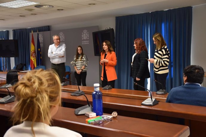 La secretaria de Estado de Sanidad, Silvia Calzón, visita a un grupo de aspirantes que realiza este sábado el examen para acceder a una de las 11.171 plazas ofertadas de Formación Sanitaria Especializada (FSE) .