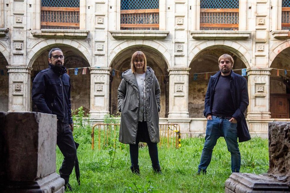 La candidata de Podemos a la presidencia del Principado, Covadonga Tomé, en el Monasterio de Cornellana junto al diputado Daniel Ripa y David Valiela, portavoz de la plataforma Salvemos la iglesia y el Monasterio de Cornellana.