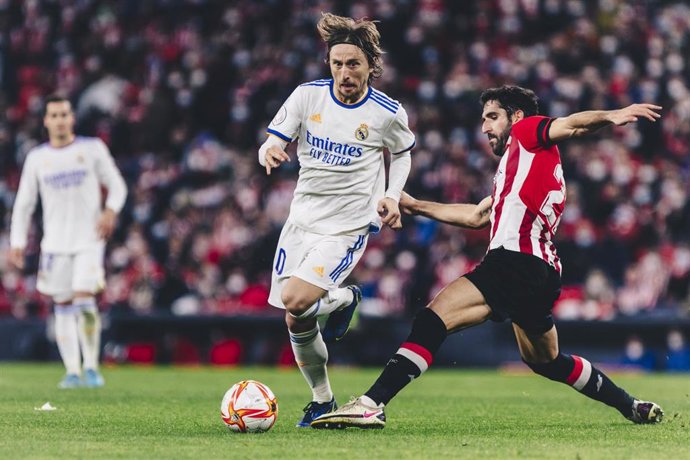 Archivo - Luca Modric y Raúl García