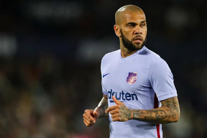Archivo - Dani Alves of FC Barcelona looks on during the Santander League match between Levante UD and FC Barcelona at the Ciutat de Valencia Stadium on April 10, 2022, in Valencia, Spain.