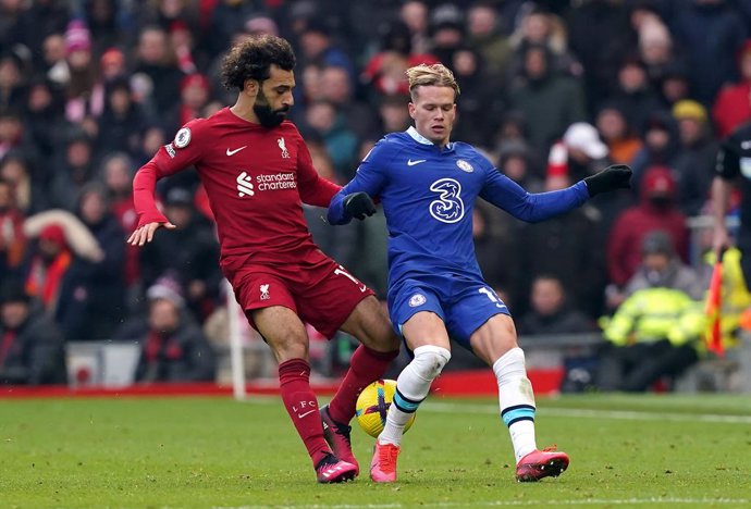 El jugador del Liverpool Mohamed Salah y el del Chelsea Mykhailo Mudryk en la disputa de un balón