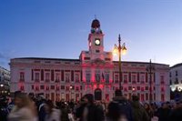 La Comunidad ilumina de rojo la fachada de la Real Casa de Correos para dar bienvenida al Año Nuevo Chino