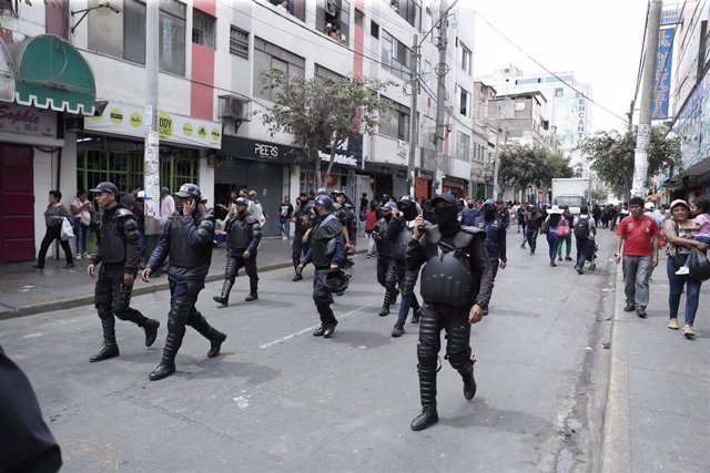 Archivo - Agentes de Policía en Lima, Perú