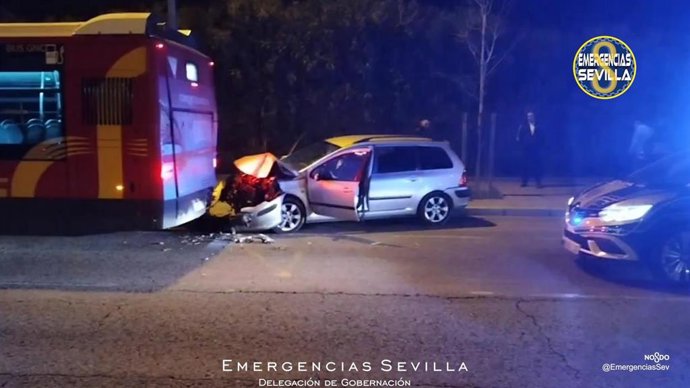 Accidente entre un vehíchulo y un autobús en Sevilla