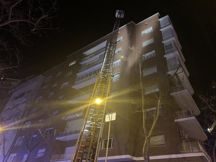 Incendio en un edificio de viviendas de la calle Santiago Bernabeu, en Madrid
